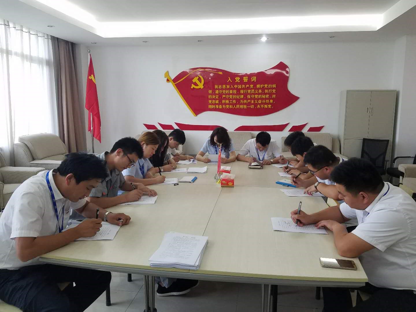 知識競賽爭先鋒 比學(xué)趕超展風(fēng)采 —— 花花牛乳業(yè)集團黨委舉辦慶 “七一”黨建知識競賽 知識競賽爭先鋒 比學(xué)趕超展風(fēng)采 —— 花花牛乳業(yè)集團黨委舉辦慶 “七一”黨建知識競賽