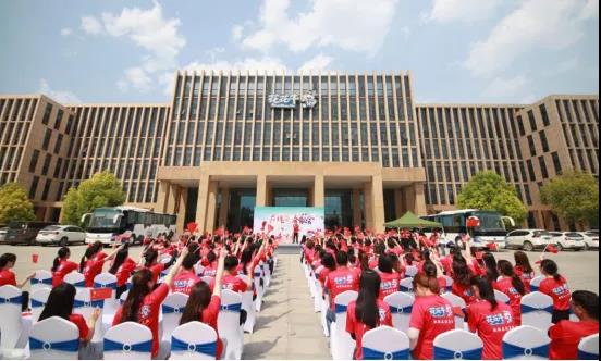 做白色的牛奶，創(chuàng)紅色的企業(yè)，花花牛乳業(yè)集團青春歌會慶祝建黨100周年