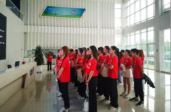 做白色的牛奶，創(chuàng)紅色的企業(yè)，花花牛乳業(yè)集團青春歌會慶祝建黨100周年