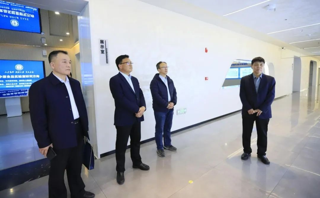 花花牛乳業(yè)集團(tuán)黨委書記、董事長唐洪峰一行赴中原食品實(shí)驗(yàn)室同中國工程院院士、中原食品實(shí)驗(yàn)室主任任發(fā)政座談交流
