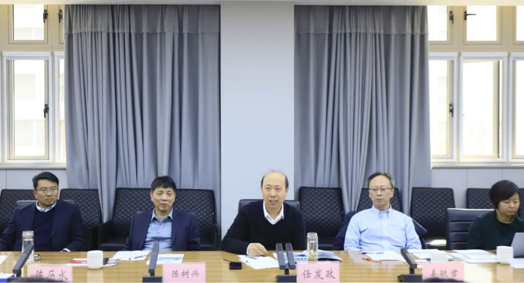 花花牛乳業(yè)集團(tuán)黨委書記、董事長唐洪峰一行赴中原食品實(shí)驗(yàn)室同中國工程院院士、中原食品實(shí)驗(yàn)室主任任發(fā)政座談交流