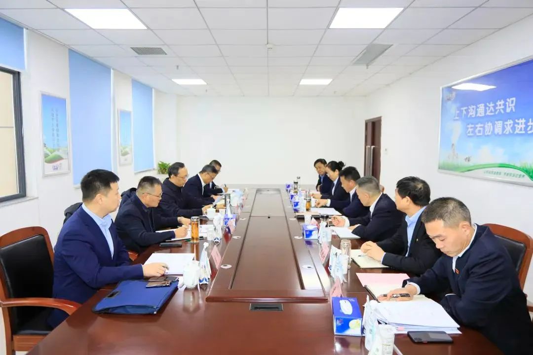 省政府國資委黨委書記、主任李濤一行到花花牛乳業(yè)集團調(diào)研