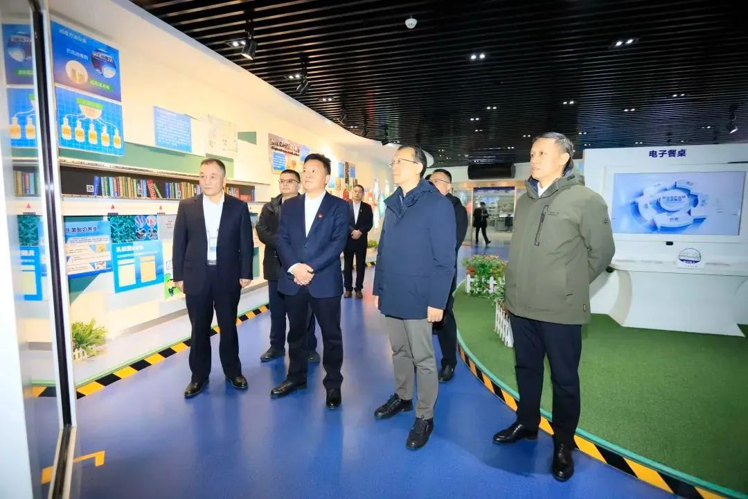 省政府國資委黨委書記、主任李濤一行到花花牛乳業(yè)集團調(diào)研