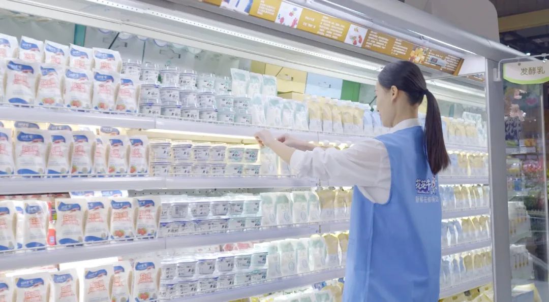 點(diǎn)贊！河南日?qǐng)?bào)要聞02版——報(bào)道花花牛乳業(yè)集團(tuán)鄭州分公司乳制品生產(chǎn)場(chǎng)景，彰顯花花牛乳業(yè)集團(tuán)發(fā)展新活力