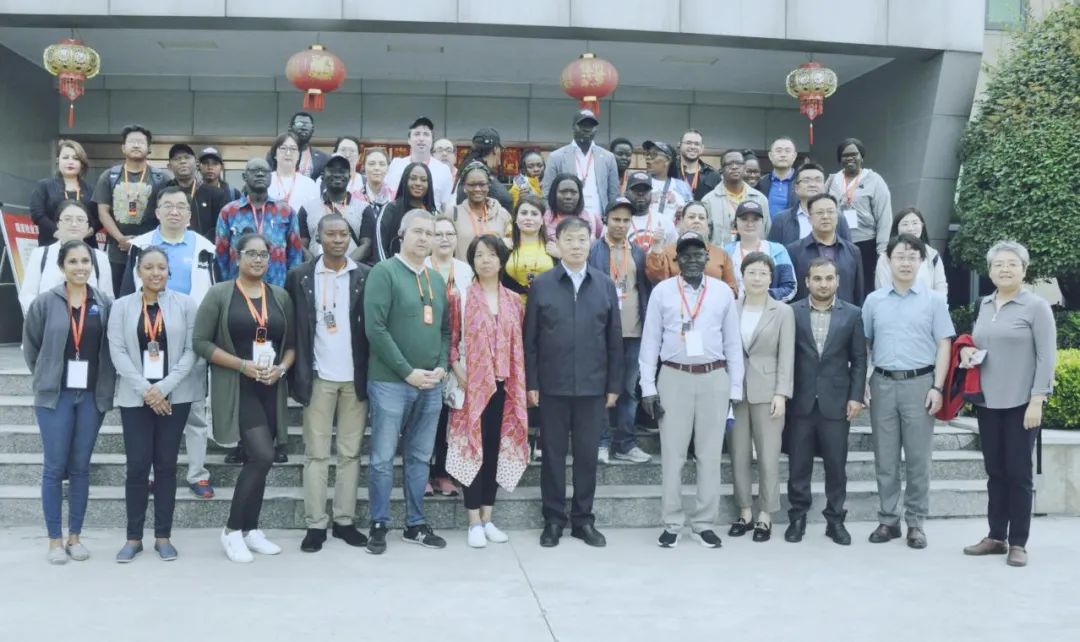 北京大學(xué)南南合作與發(fā)展學(xué)院教授、全球伙伴關(guān)系主任周詠梅一行蒞臨花花牛平輿瑞亞牧業(yè)參觀調(diào)研