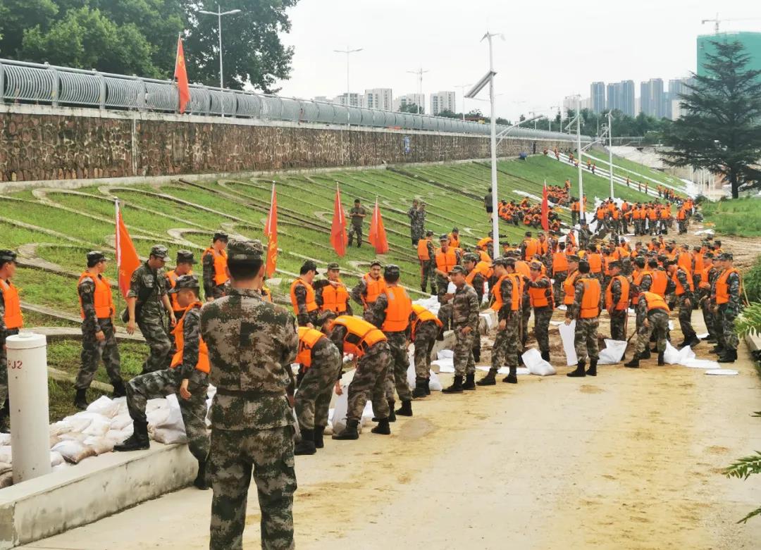 大雨無情人有情！花花牛乳業(yè)慰問常莊水庫抗洪搶險官兵