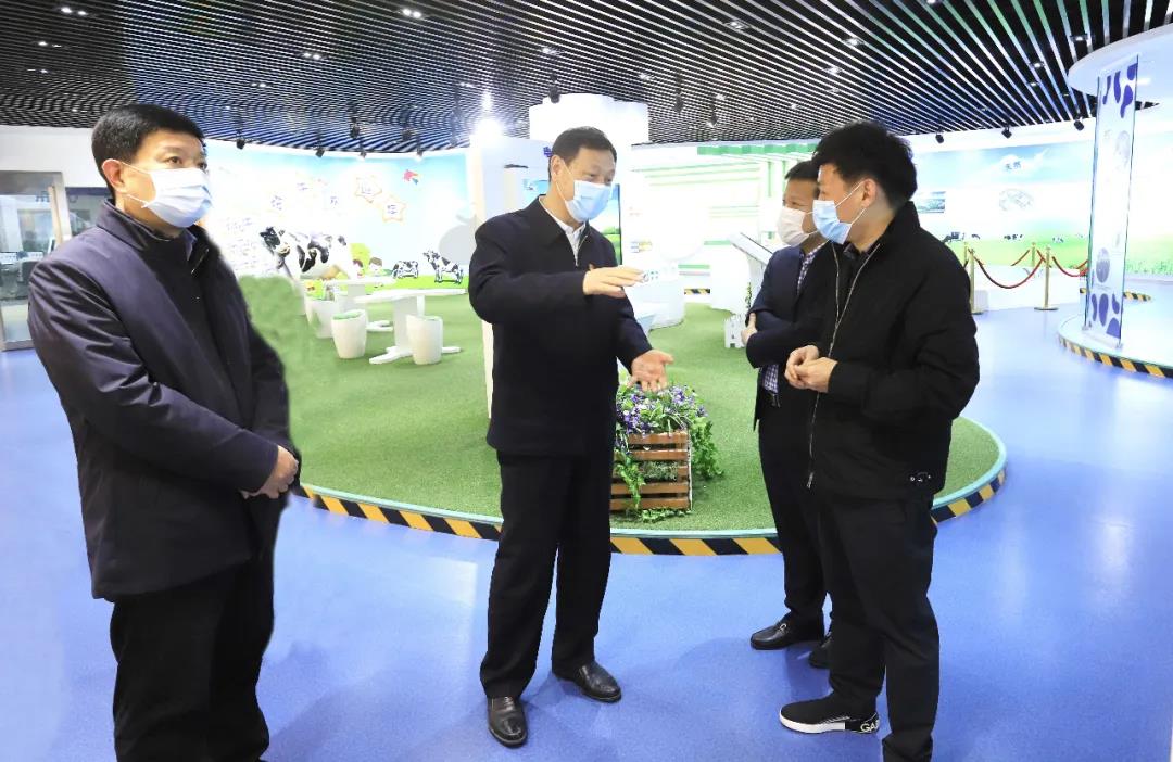河南省委農(nóng)辦主任、農(nóng)業(yè)農(nóng)村廳廳長申延平一行調(diào)研河南花花牛乳業(yè)集團