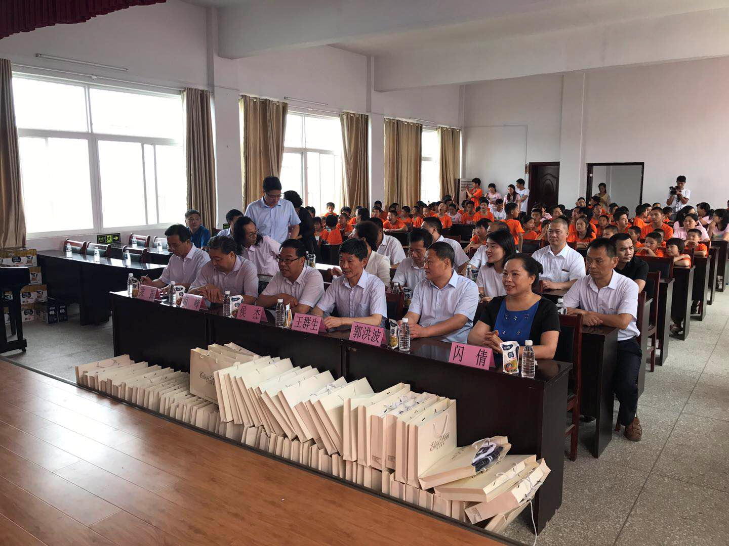 “關(guān)愛特殊兒童，讓愛灑滿人間—花花牛乳業(yè)集團(tuán)2018中國小康牛奶行動” 公益助學(xué)泌陽捐贈儀式