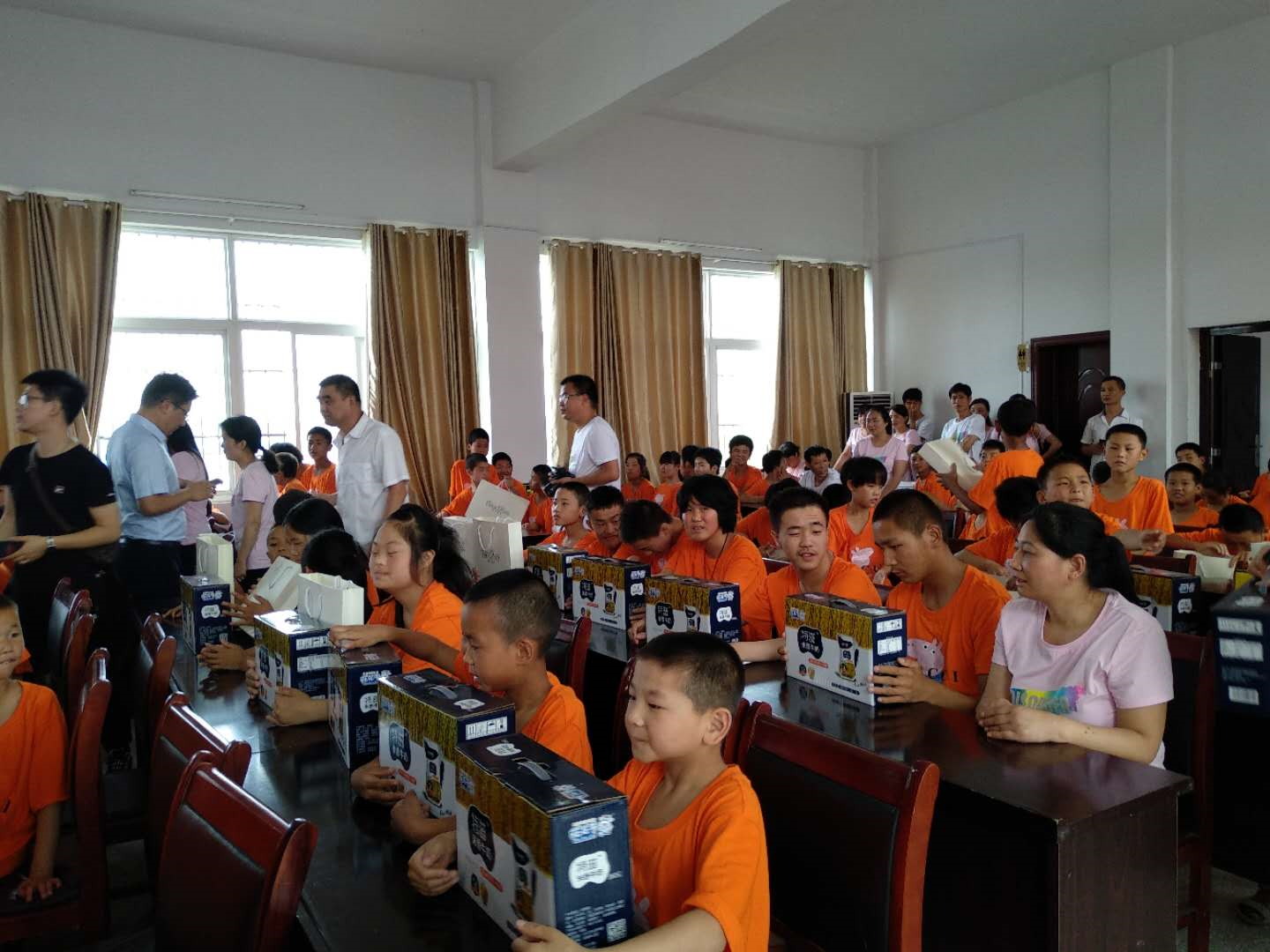 “關(guān)愛特殊兒童，讓愛灑滿人間—花花牛乳業(yè)集團(tuán)2018中國小康牛奶行動” 公益助學(xué)泌陽捐贈儀式