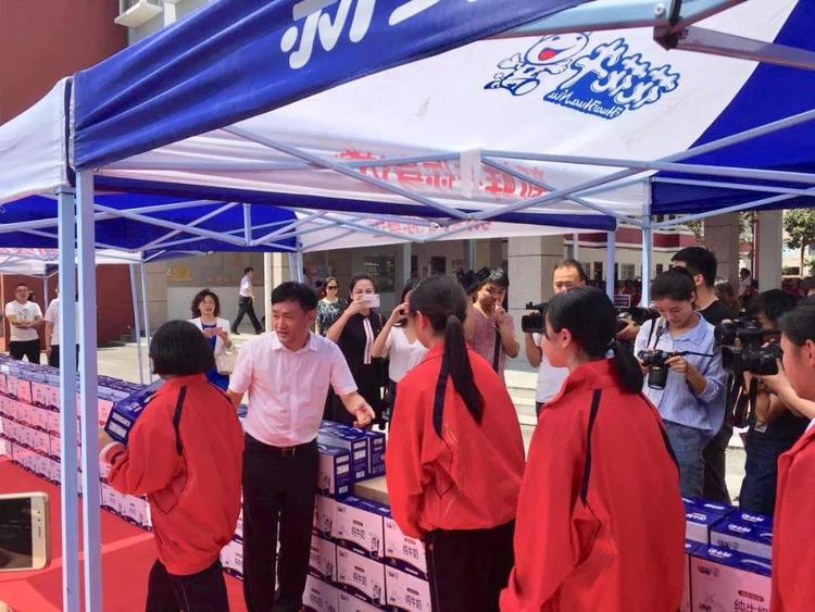 “健康中原，牛奶伴您行——花花牛乳業(yè)集團(tuán)2018中國小康牛奶行動” 公益助學(xué)啟動儀式隆重舉行