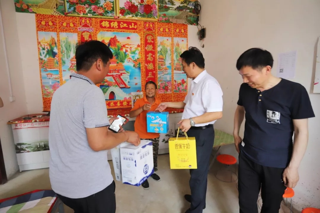 花花牛乳業(yè)集團(tuán)走訪(fǎng)慰問(wèn)貧困戶(hù) 結(jié)對(duì)幫扶暖人心