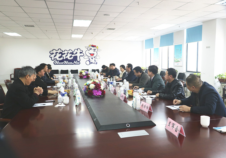 封丘縣縣長王獻(xiàn)臣一行蒞臨 花花牛集團(tuán)養(yǎng)殖、乳品事業(yè)部參觀調(diào)研