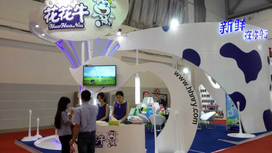 花花牛牛氣沖天！農業(yè)部長品嘗“領暢”點贊，又獲國際奶業(yè)平臺青睞