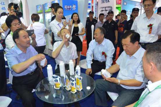 花花牛牛氣沖天！農業(yè)部長品嘗“領暢”點贊，又獲國際奶業(yè)平臺青睞