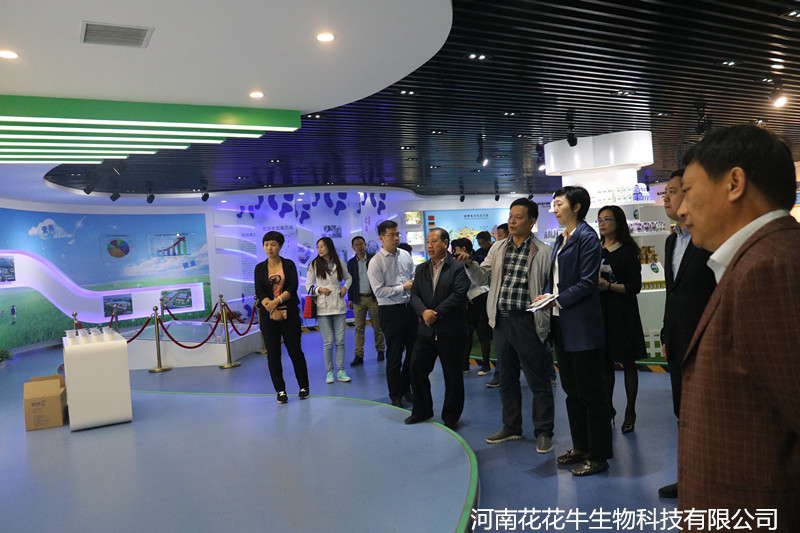 鄭州市二七區(qū)區(qū)委、統(tǒng)戰(zhàn)部部長王玉紅蒞臨花花牛生物科技有限公司參觀指導(dǎo)