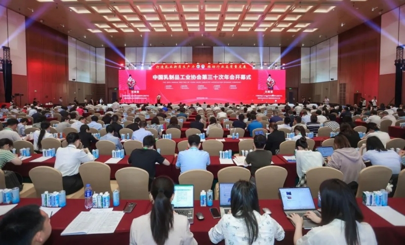 花花牛乳業(yè)集團黨委書記、董事長唐洪峰一行參加中國乳制品工業(yè)協(xié)會第三十次年會暨2024中國（國