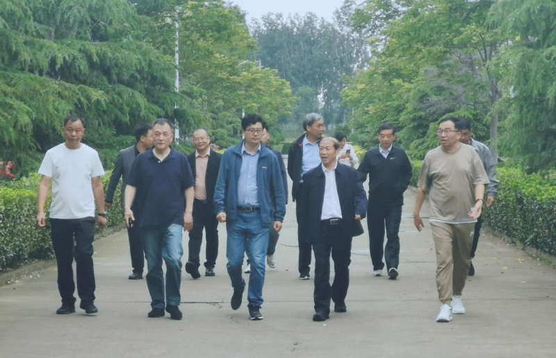 花花牛丨河南農(nóng)業(yè)大學(xué)黨委副書記、校長介曉磊一行蒞臨花花牛河南瑞亞參觀調(diào)研