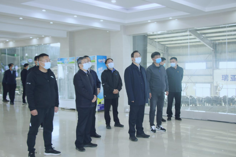 河南省人大常委會(huì)黨組書(shū)記、副主任孔昌生蒞臨花花牛魯山瑞亞牧場(chǎng)參觀調(diào)研