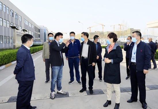 鄭州市人大副主任孫黎、市政府副市長李喜安一行 蒞臨花花牛開展“三送一強(qiáng)”活動(dòng)