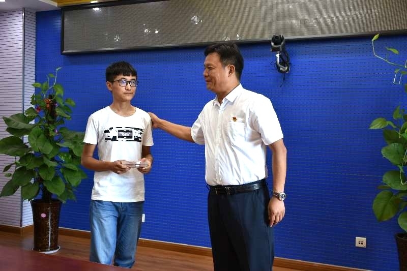 花花牛濟(jì)困解難，助力學(xué)子圓夢(mèng)香江