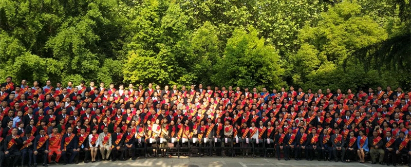 河南花花牛乳業(yè)集團(tuán)股份有限公司阮曉琦、王曉龍榮獲“鄭州市勞動(dòng)模范”榮譽(yù)稱號(hào)