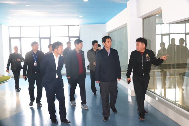 封丘縣縣長(zhǎng)王獻(xiàn)臣一行蒞臨花花牛集團(tuán)養(yǎng)殖、乳品事業(yè)部參觀調(diào)研